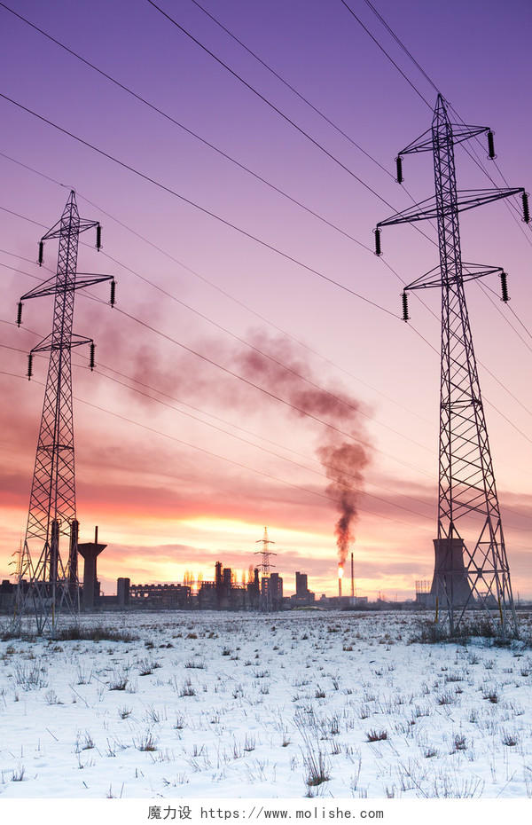 污染能源和工业概念冬季电力线路